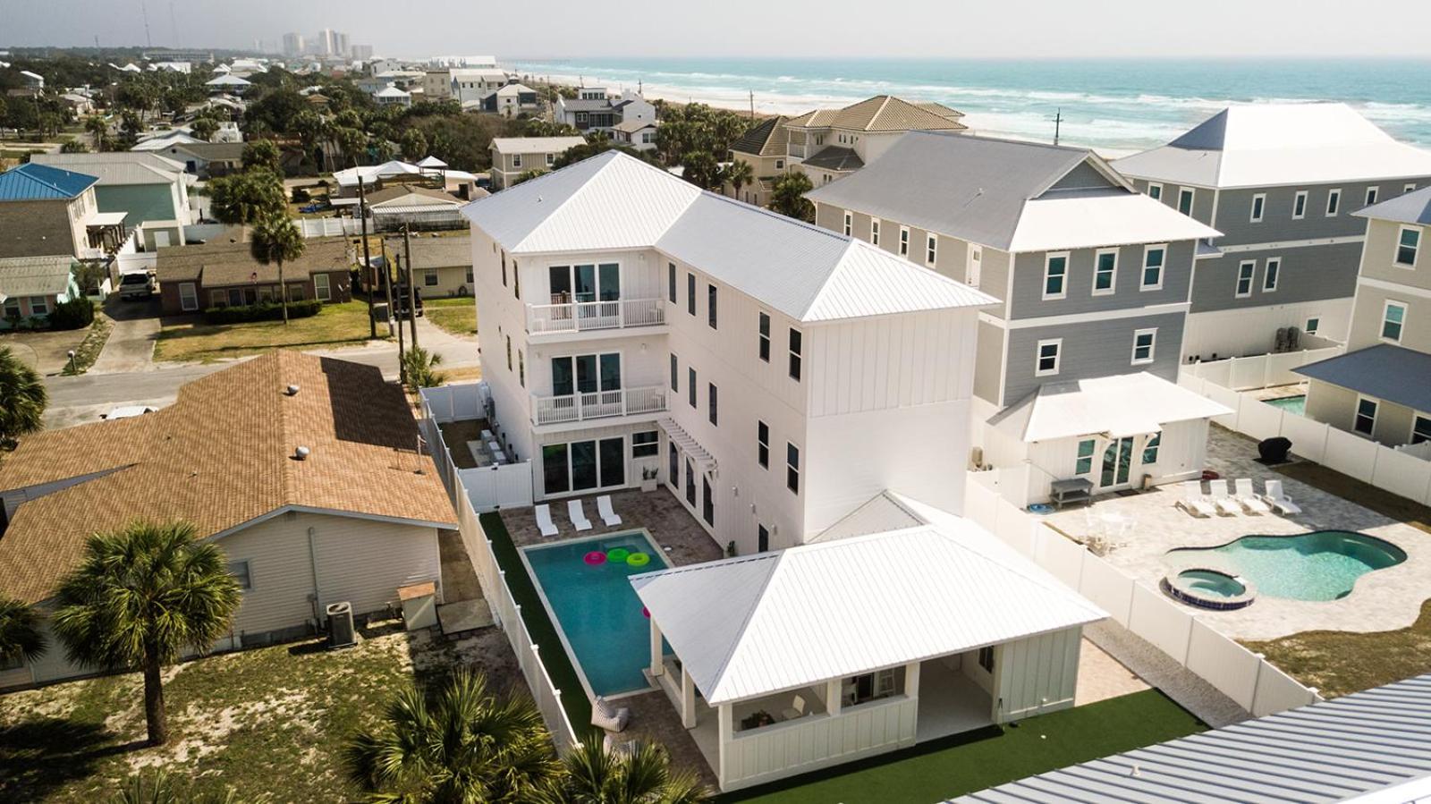 The Taj Of The Gulf! Luxury Mansion! Sleeps 37, Private Pool & Hot Tub, Putting Golf