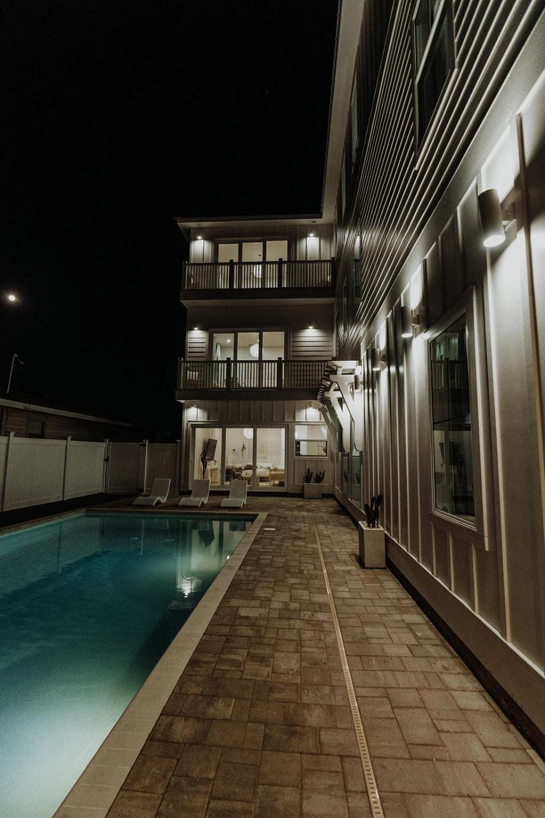 Villa The Taj Of The Gulf! Luxury Mansion! Sleeps 37, Private Pool & Hot Tub, Putting Golf