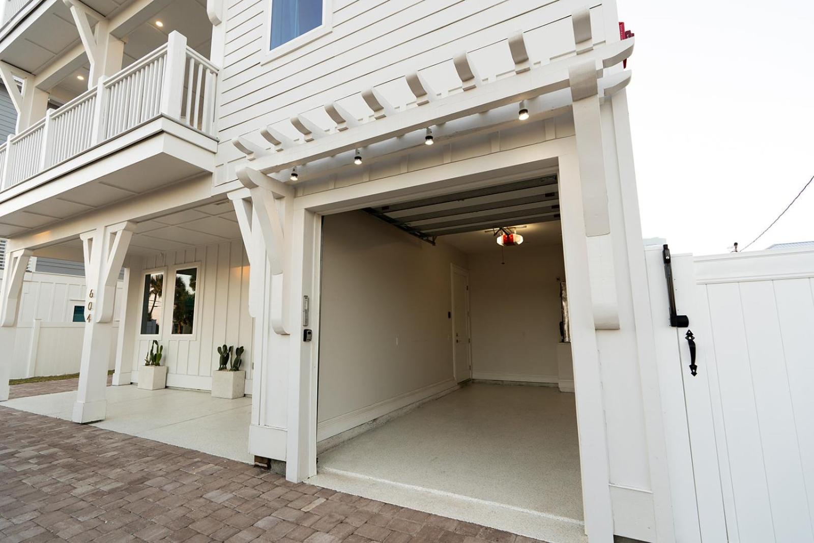 The Taj Of The Gulf! Luxury Mansion! Sleeps 37, Private Pool & Hot Tub, Putting Golf *