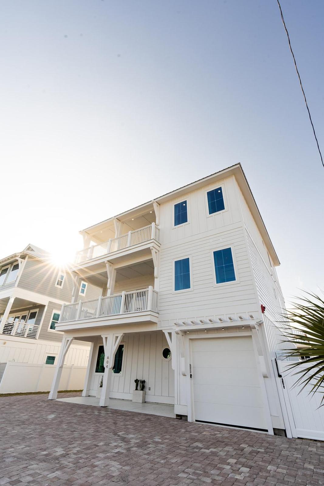 The Taj Of The Gulf! Luxury Mansion! Sleeps 37, Private Pool & Hot Tub, Putting Golf