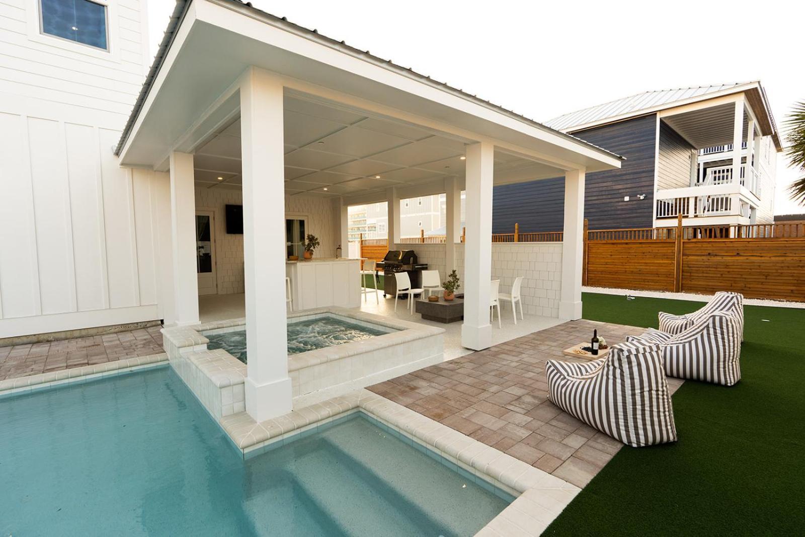 The Taj Of The Gulf! Luxury Mansion! Sleeps 37, Private Pool & Hot Tub, Putting Golf Villa Panama City Beach