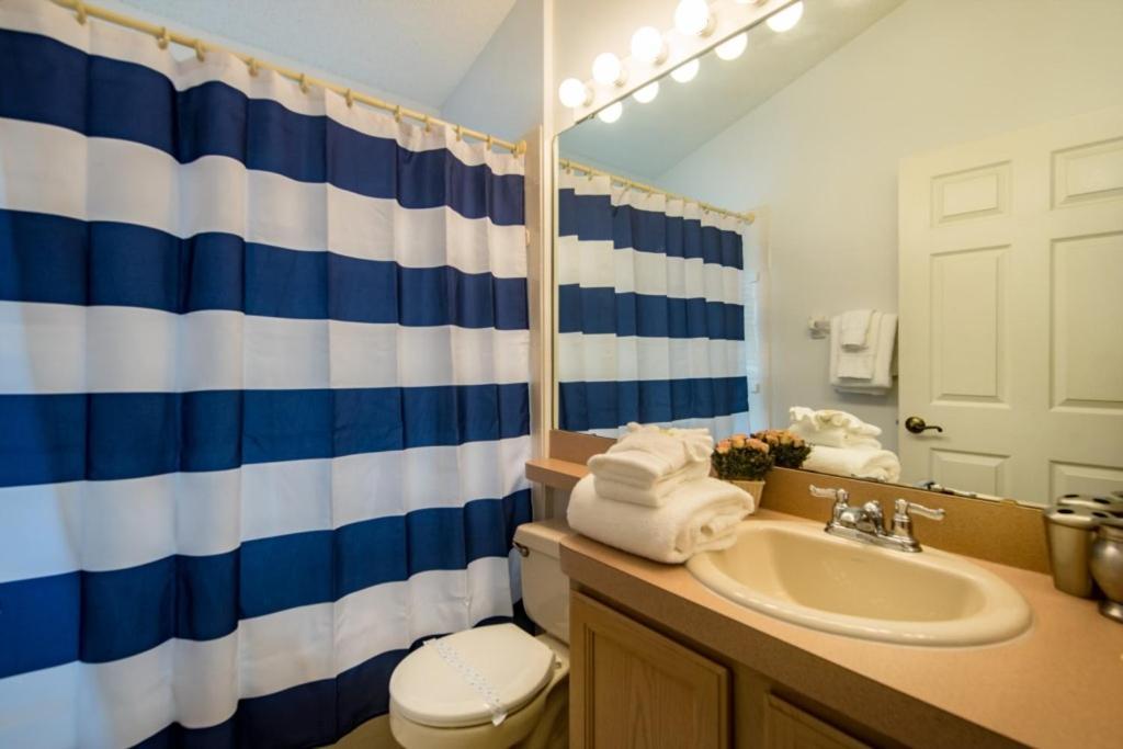 Executive Waterfront 4 Bed 3 Bath, South Facing With Private Pool And Lanai. Villa