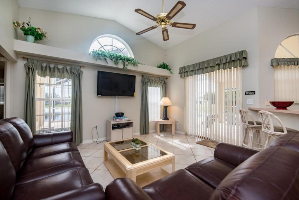 Villa Executive Waterfront 4 Bed 3 Bath, South Facing With Private Pool And Lanai.