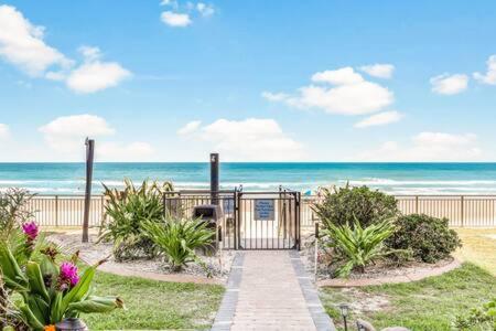 Oceanside 604 - Water Views, Access Pool & Pool Bar Apartment *