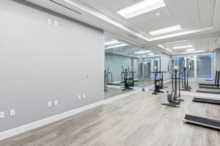 Oceanside 604 - Water Views, Access Pool & Pool Bar Apartment *