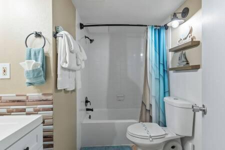 Oceanside 604 - Water Views, Access Pool & Pool Bar Apartment