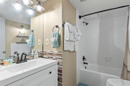 Oceanside 604 - Water Views, Access Pool & Pool Bar *