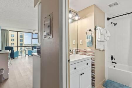 Oceanside 604 - Water Views, Access Pool & Pool Bar Apartment