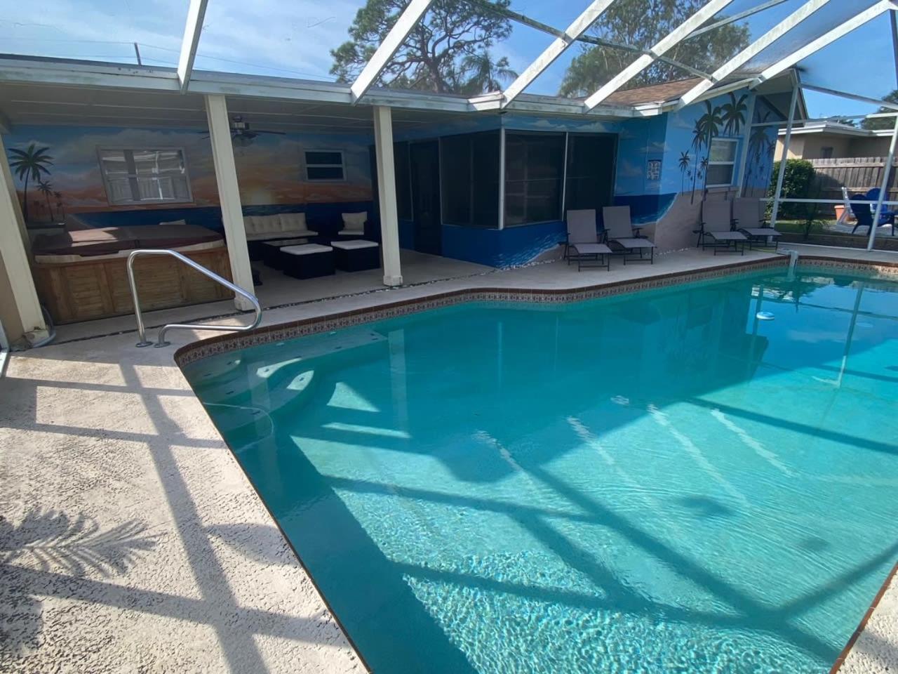 Holiday home Close To Beaches Pet Friendly Heated Pool Hot Tub Largo