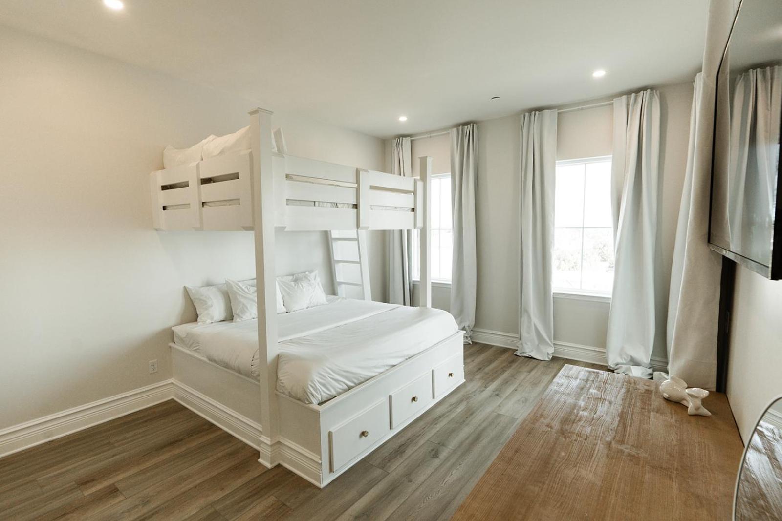Villa The Taj Of The Gulf! Luxury Mansion! Sleeps 37, Private Pool & Hot Tub, Putting Golf