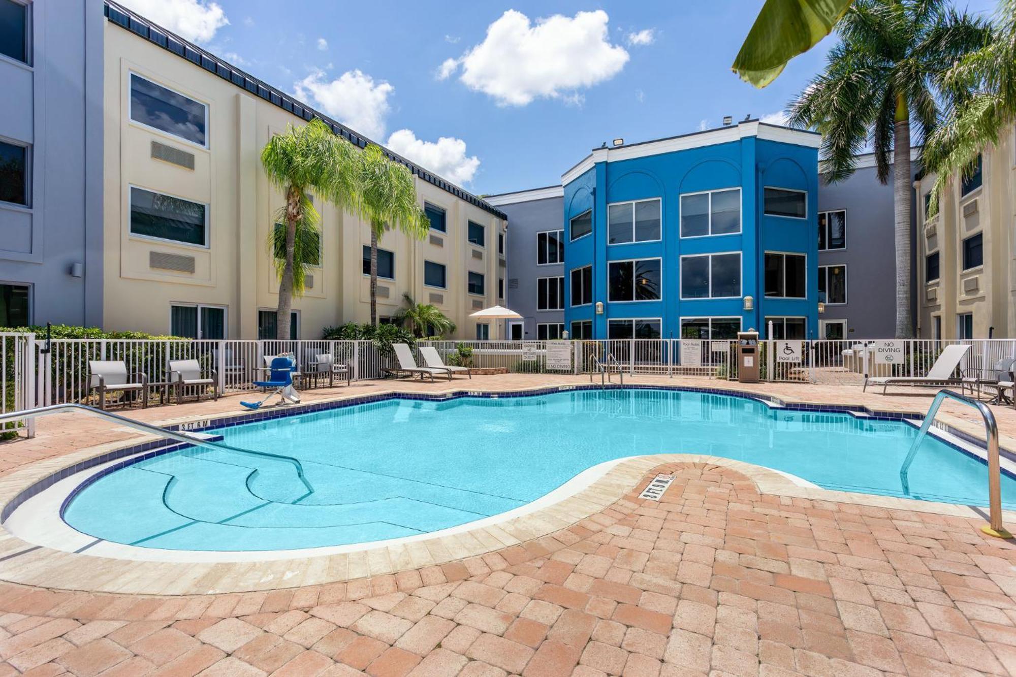 Hotel Express Clearwater East - Icot Center By Ihg Pinellas Park
