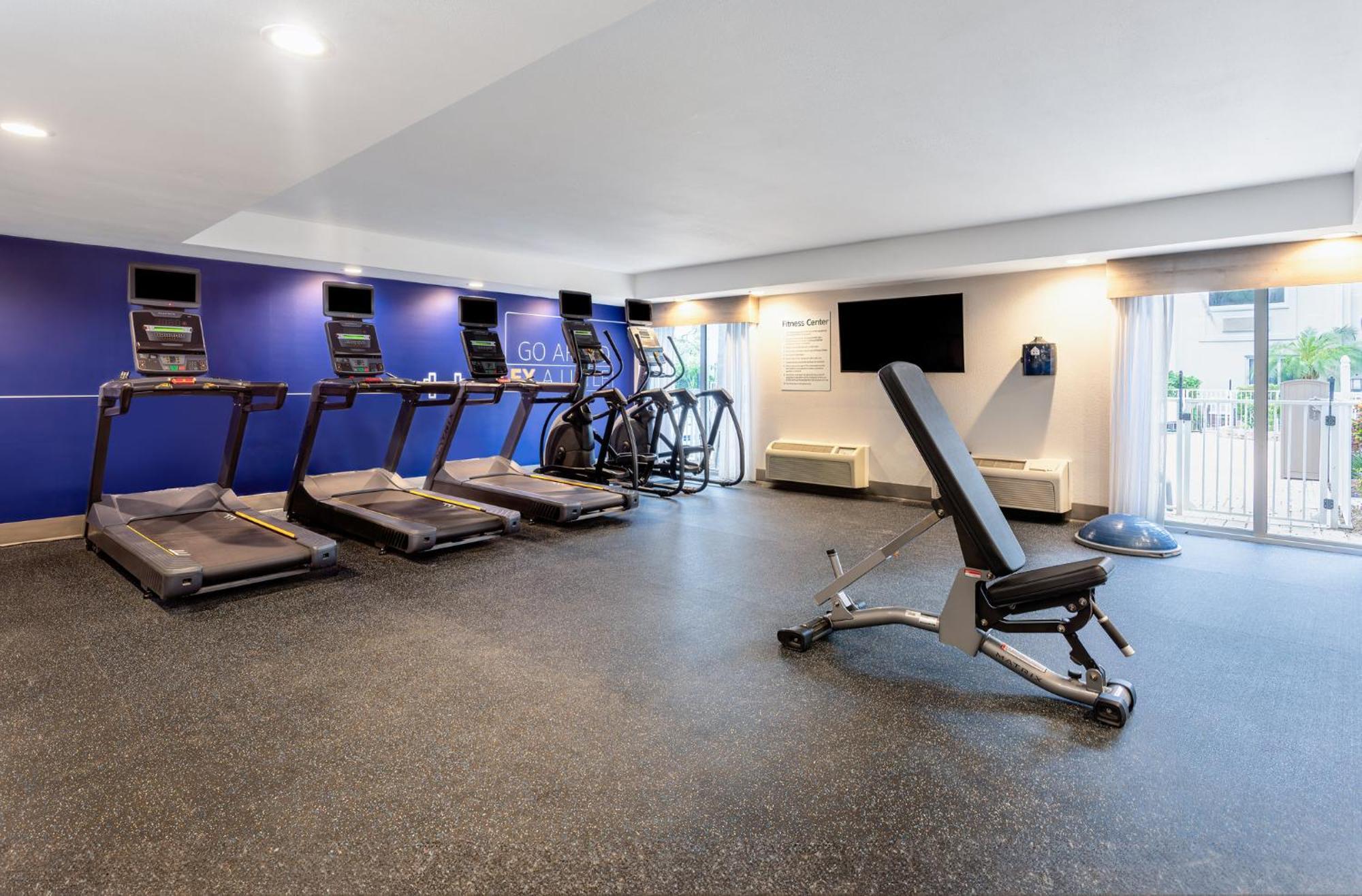 Hotel Express Clearwater East - Icot Center By Ihg 2*