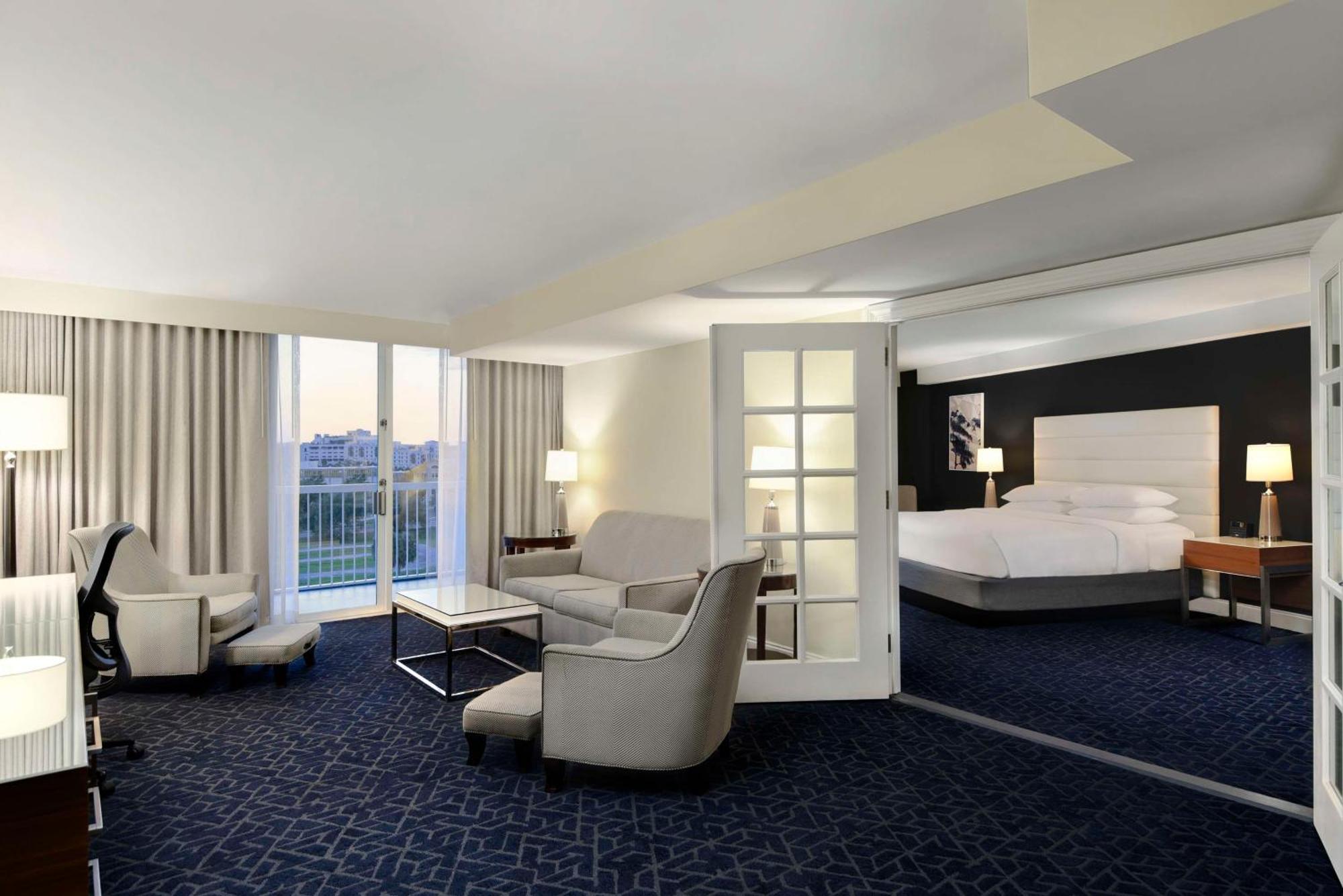 Riverwalk Hotel 4*