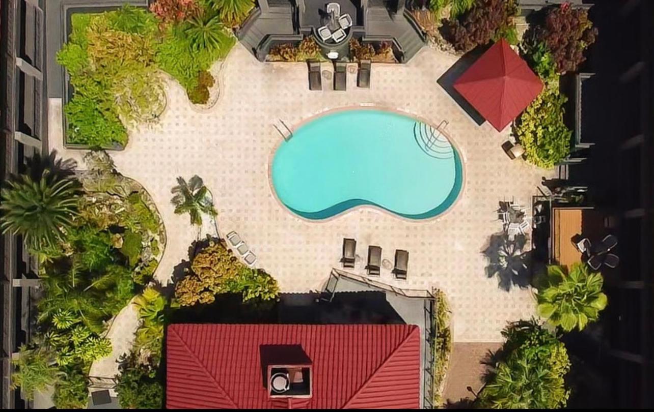 Red Roof & Hotel