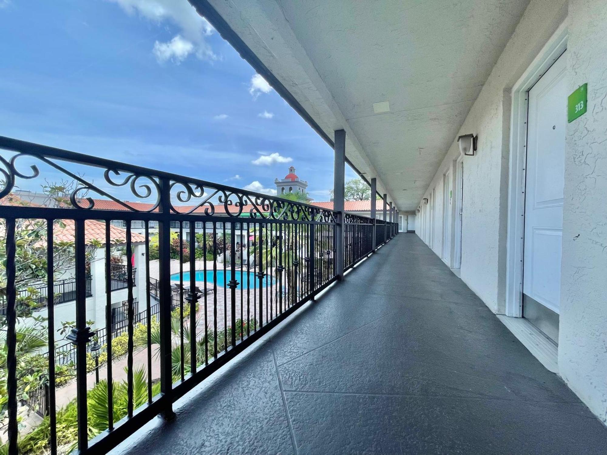 Hotel Red Roof & 3*