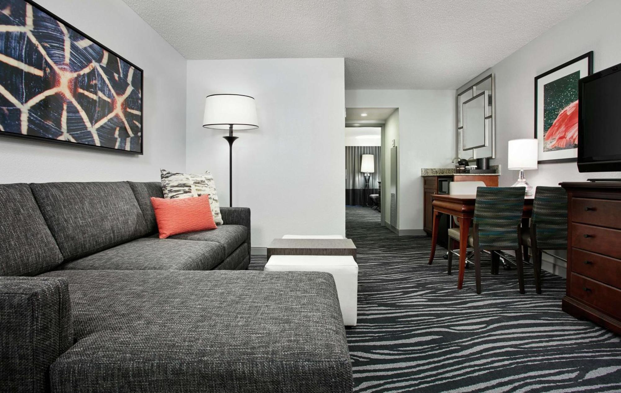 Hotel Embassy By Hilton Airport