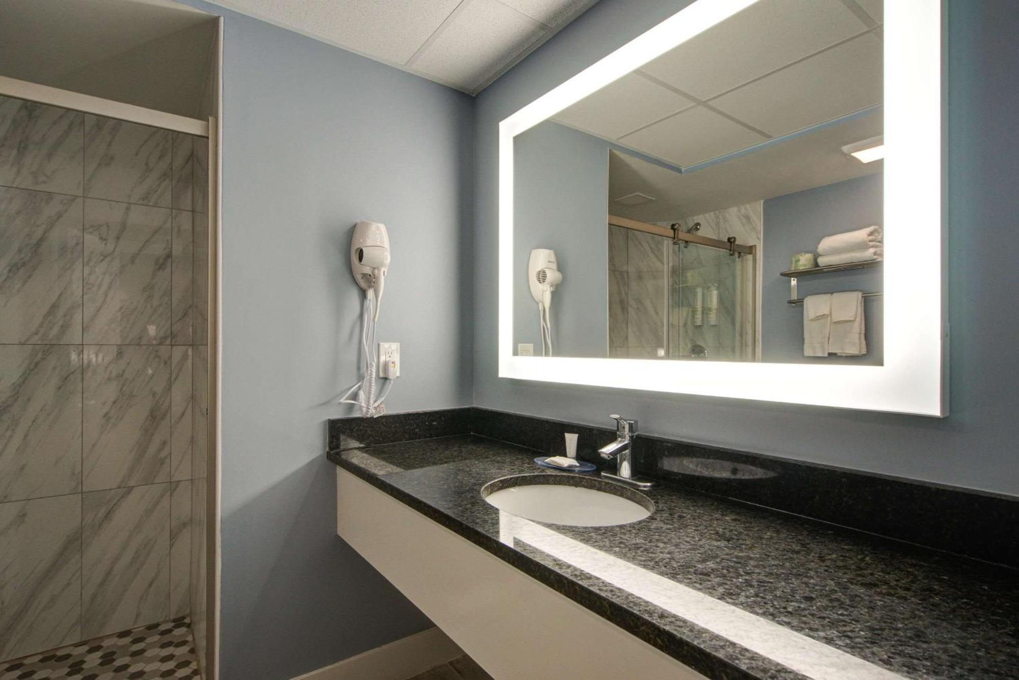 Clarion Pointe Tampa-brandon Near Fairgrounds And Casino Hotel 2*