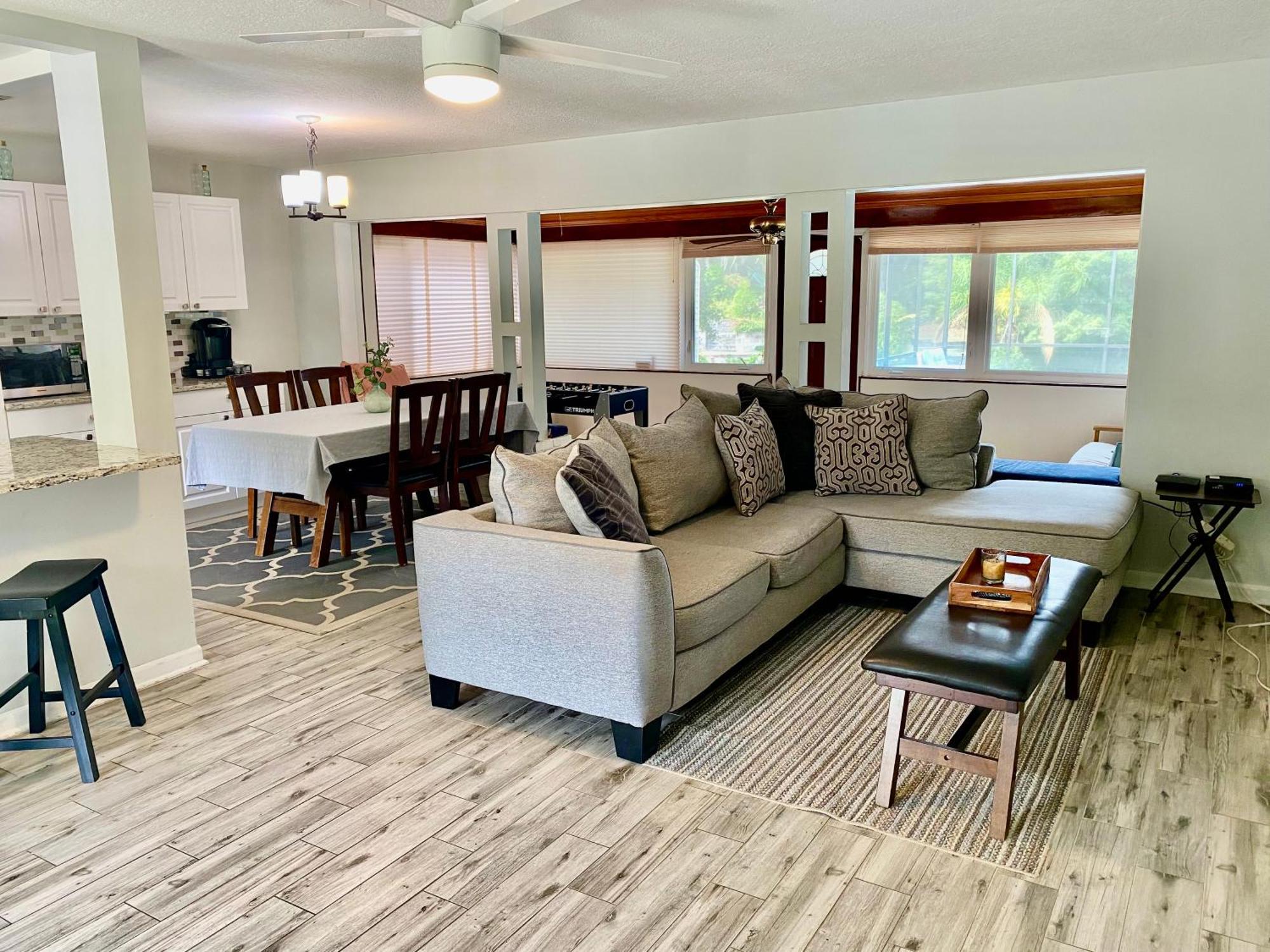 Holiday home Lakefront 7 Bedroom Duplex, Pool, Boat, And Hottub *