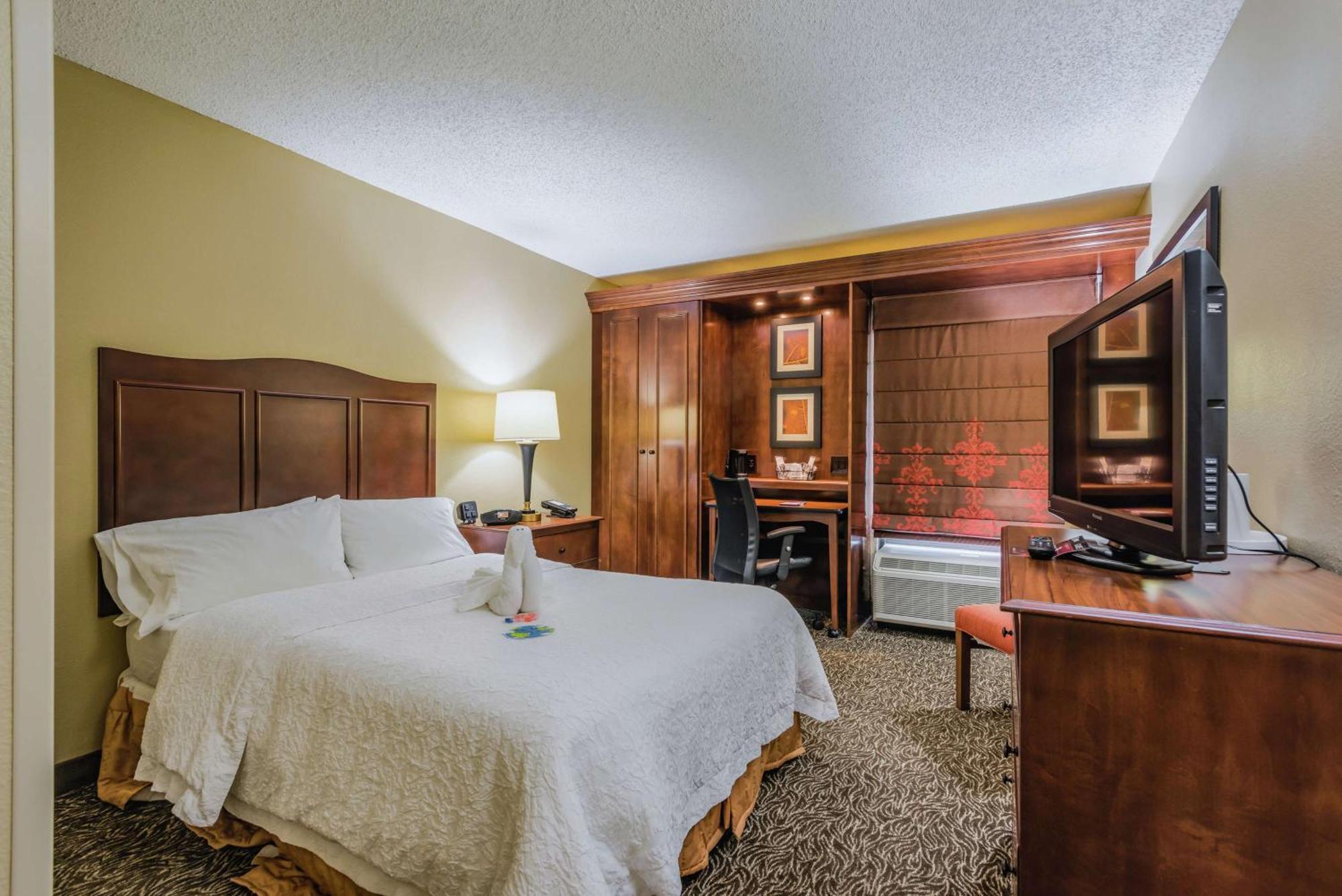 Hotel Hampton International Airport/westshore 3*