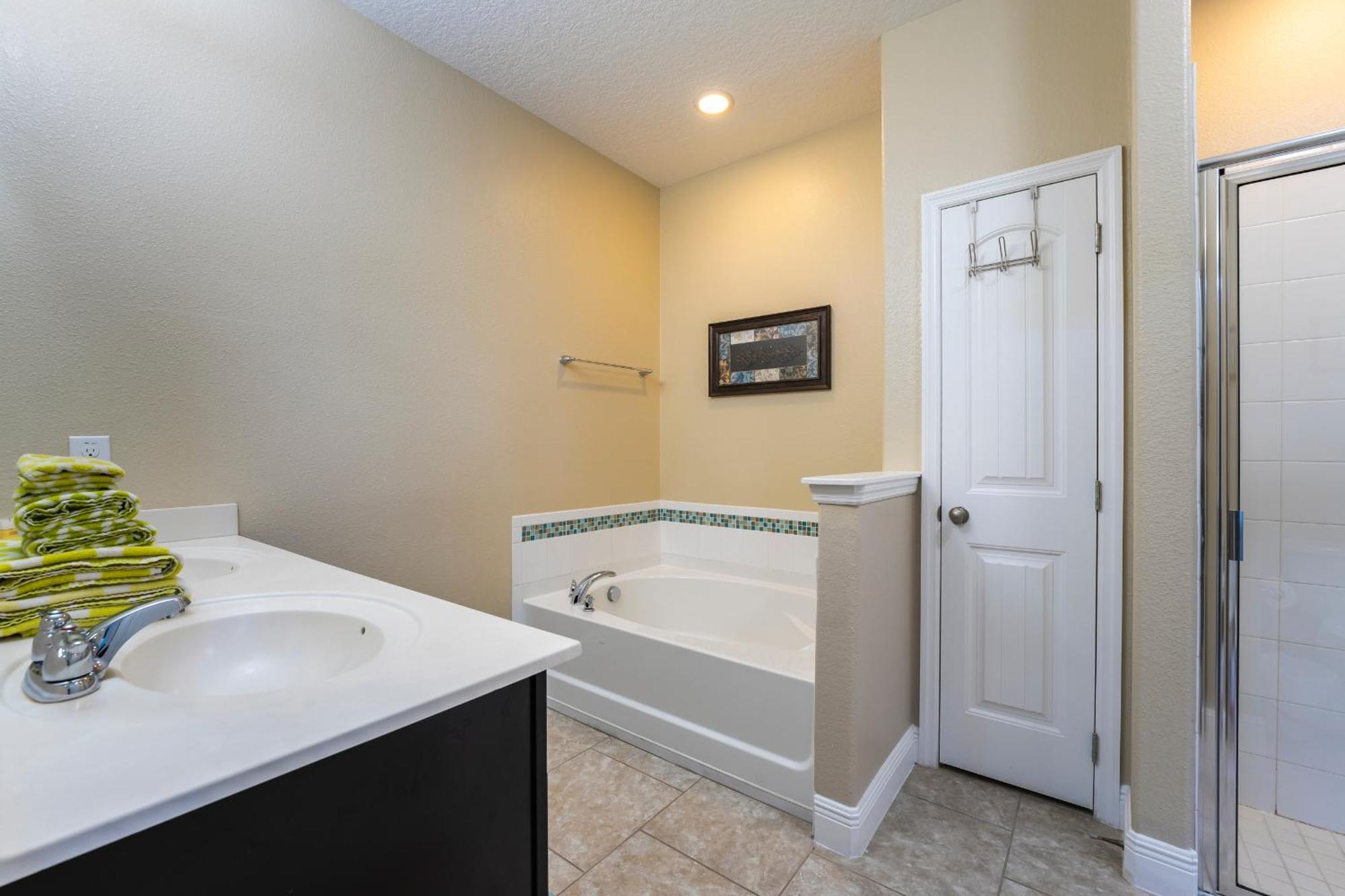 Home, Lakeview, Private Pool Near To