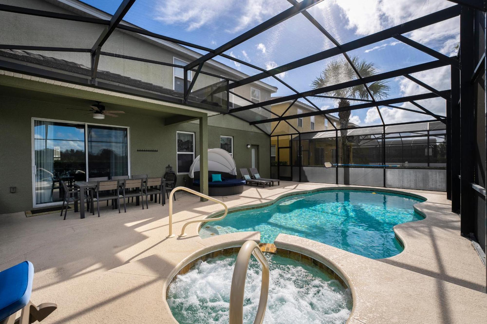 Home, Lakeview, Private Pool Near To