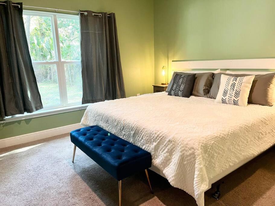 Sweet With Fully Fenced Yard