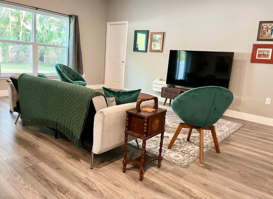 Sweet With Fully Fenced Yard