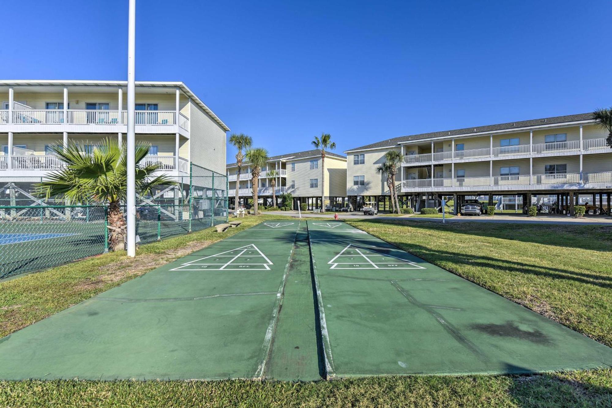 Apartment With Community Pools And Access!