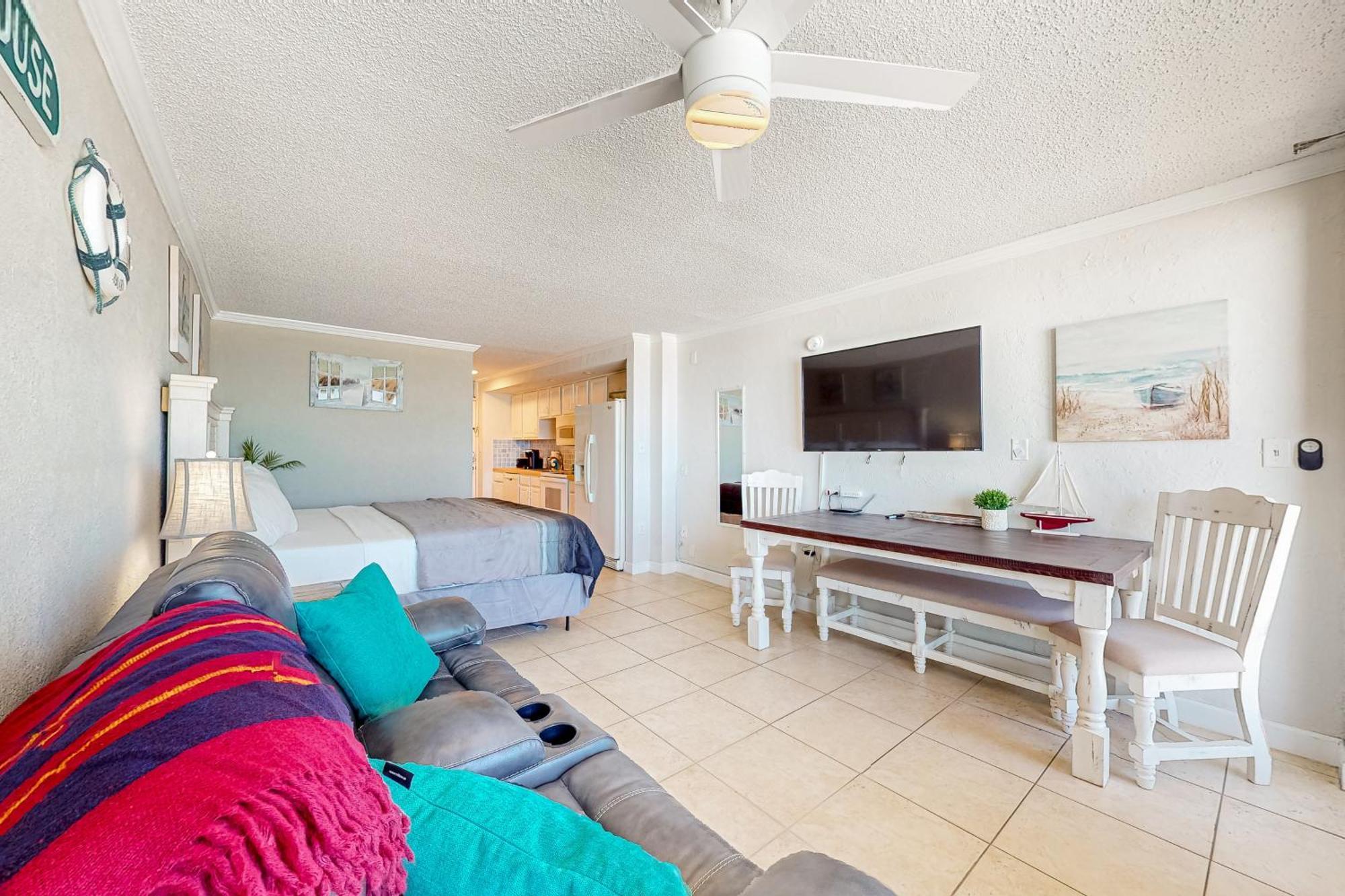 Sunshine & Oceanfront Serenity Apartment