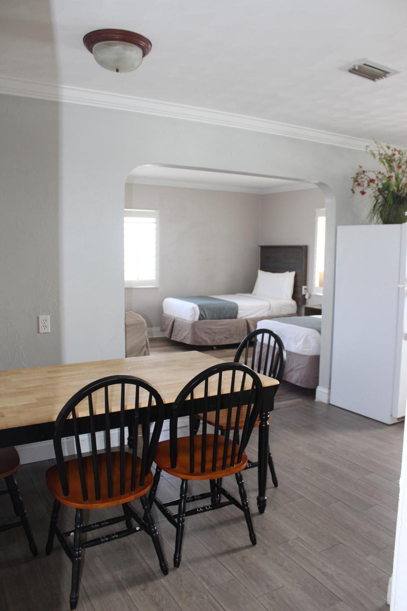 Shoreline & - Beachfront Hotel 2*