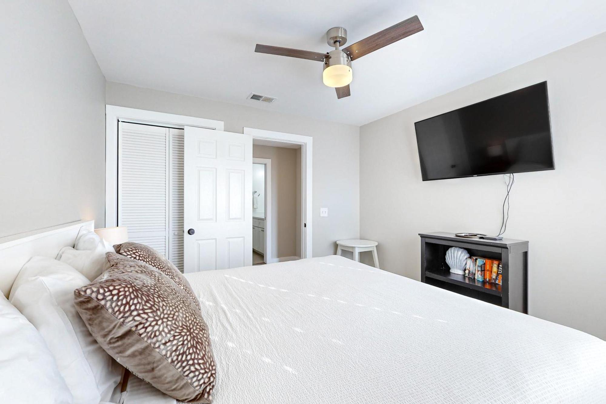 Apartment The At St. Thomas Square #1304b