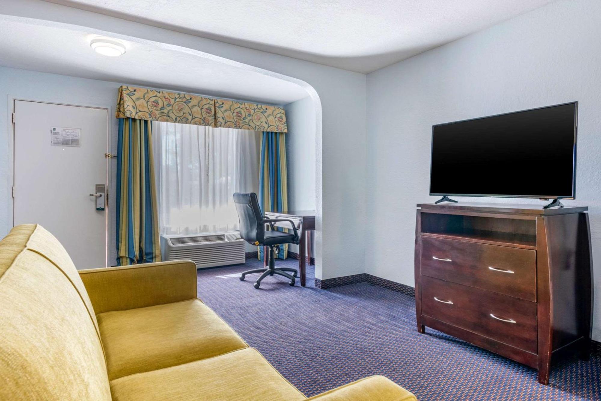 Inn Quality North Near Lido Key 2*