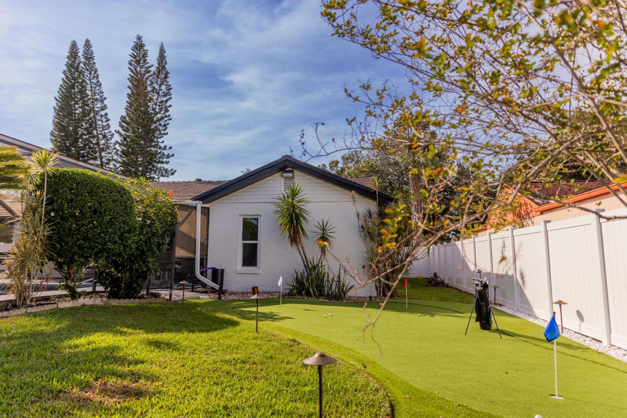 Holiday home Upscale Bay Dream Pool With Putting Green *