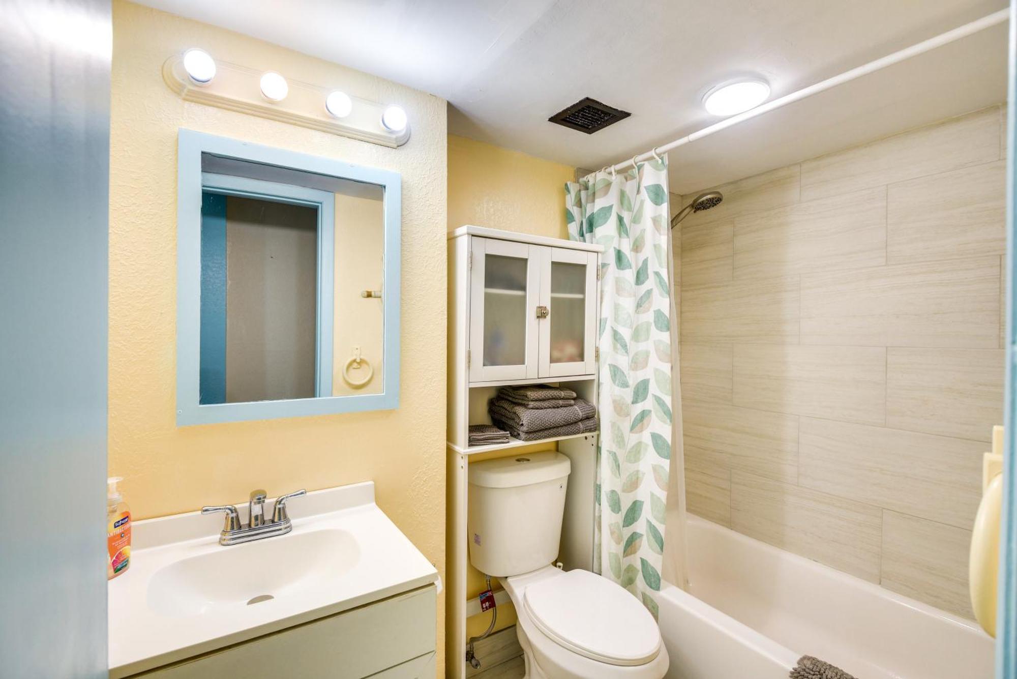 Daytona Vacation With Community Pool! Apartment