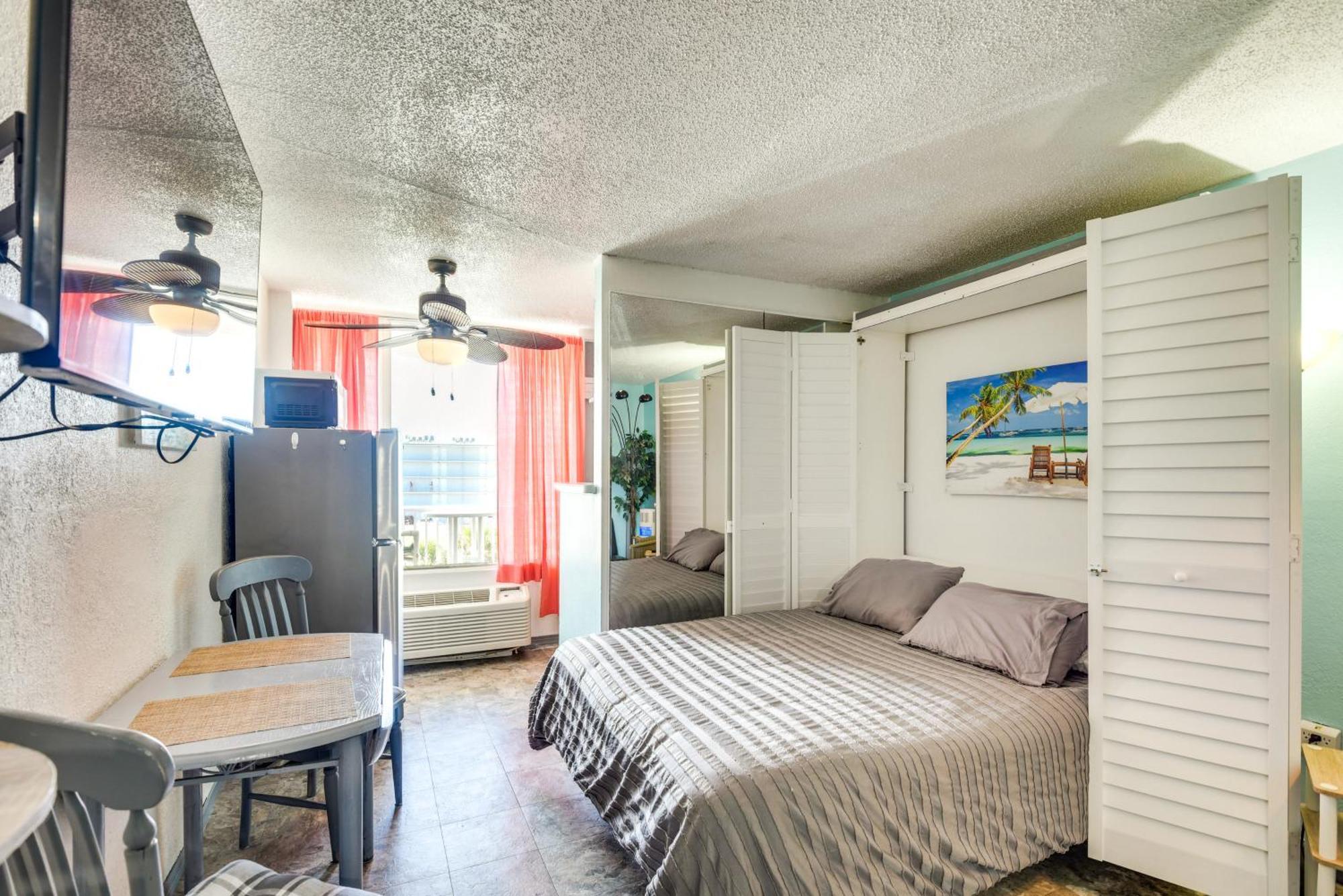 Daytona Vacation With Community Pool! Apartment
