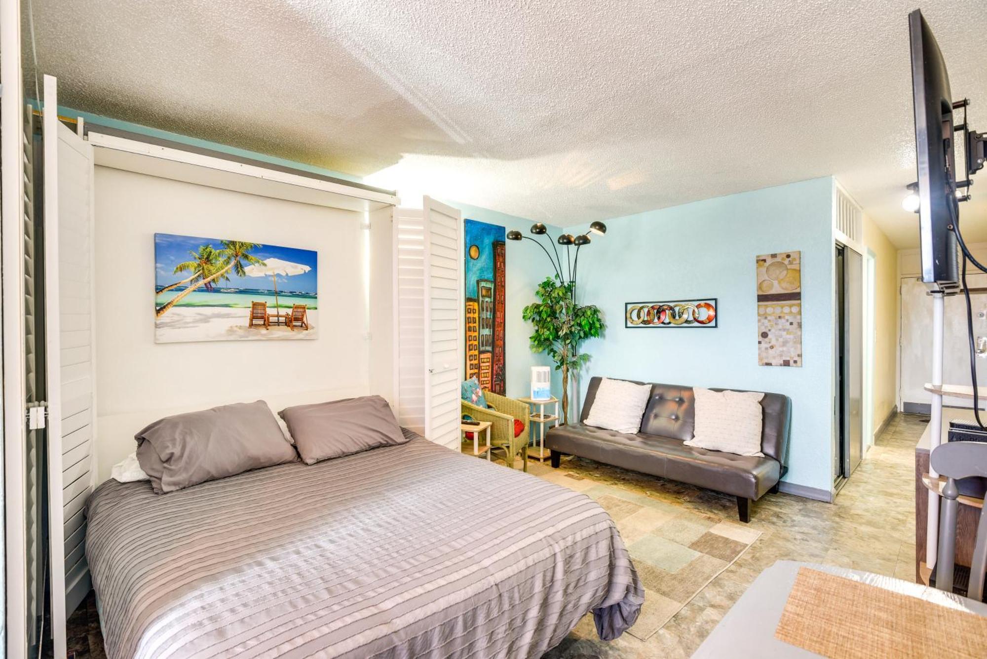 Apartment Daytona Vacation With Community Pool!