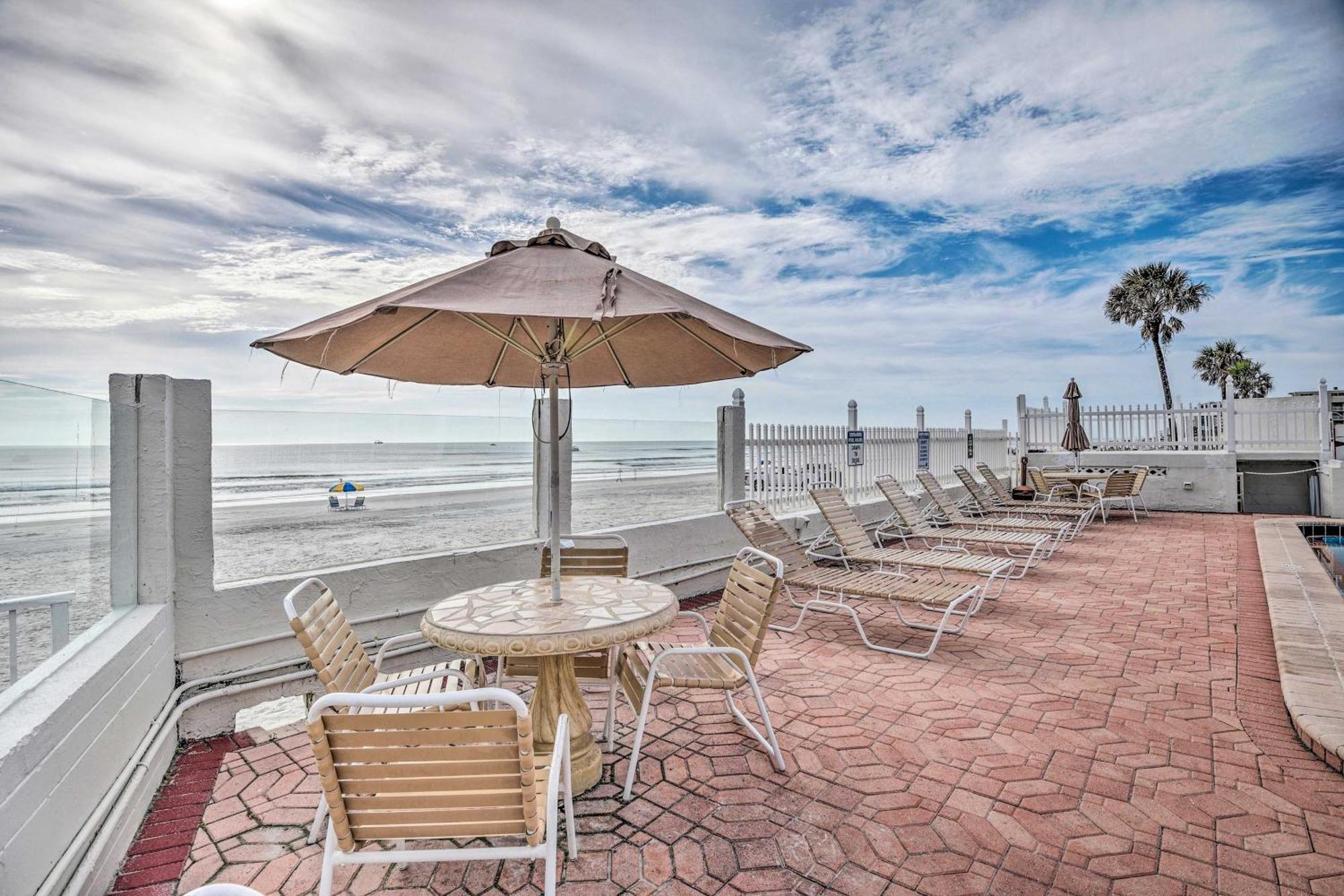 Daytona Vacation With Community Pool!