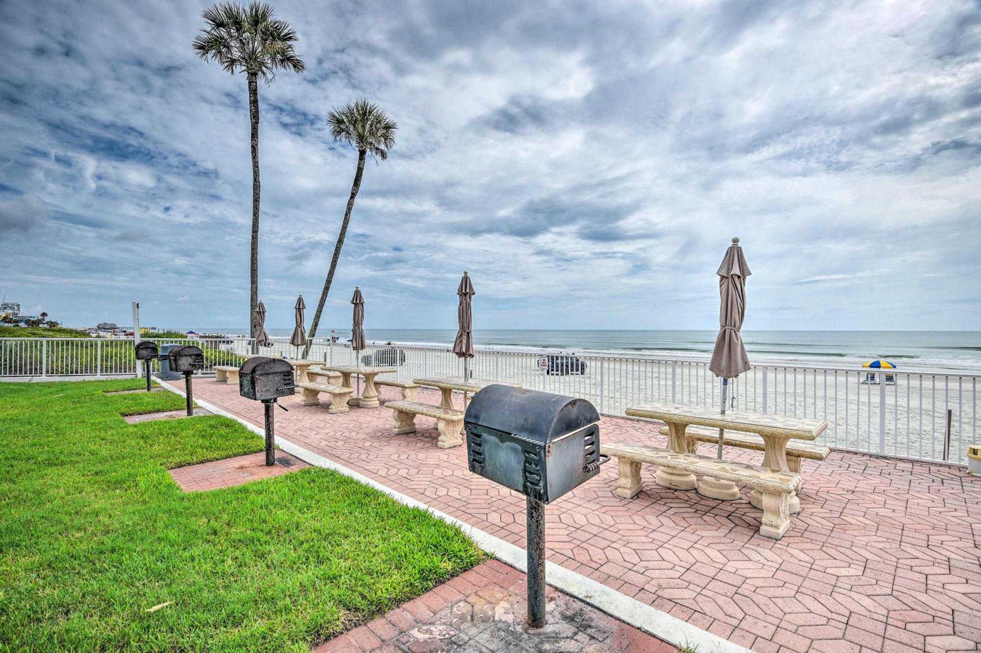 Apartment Daytona Vacation With Community Pool!