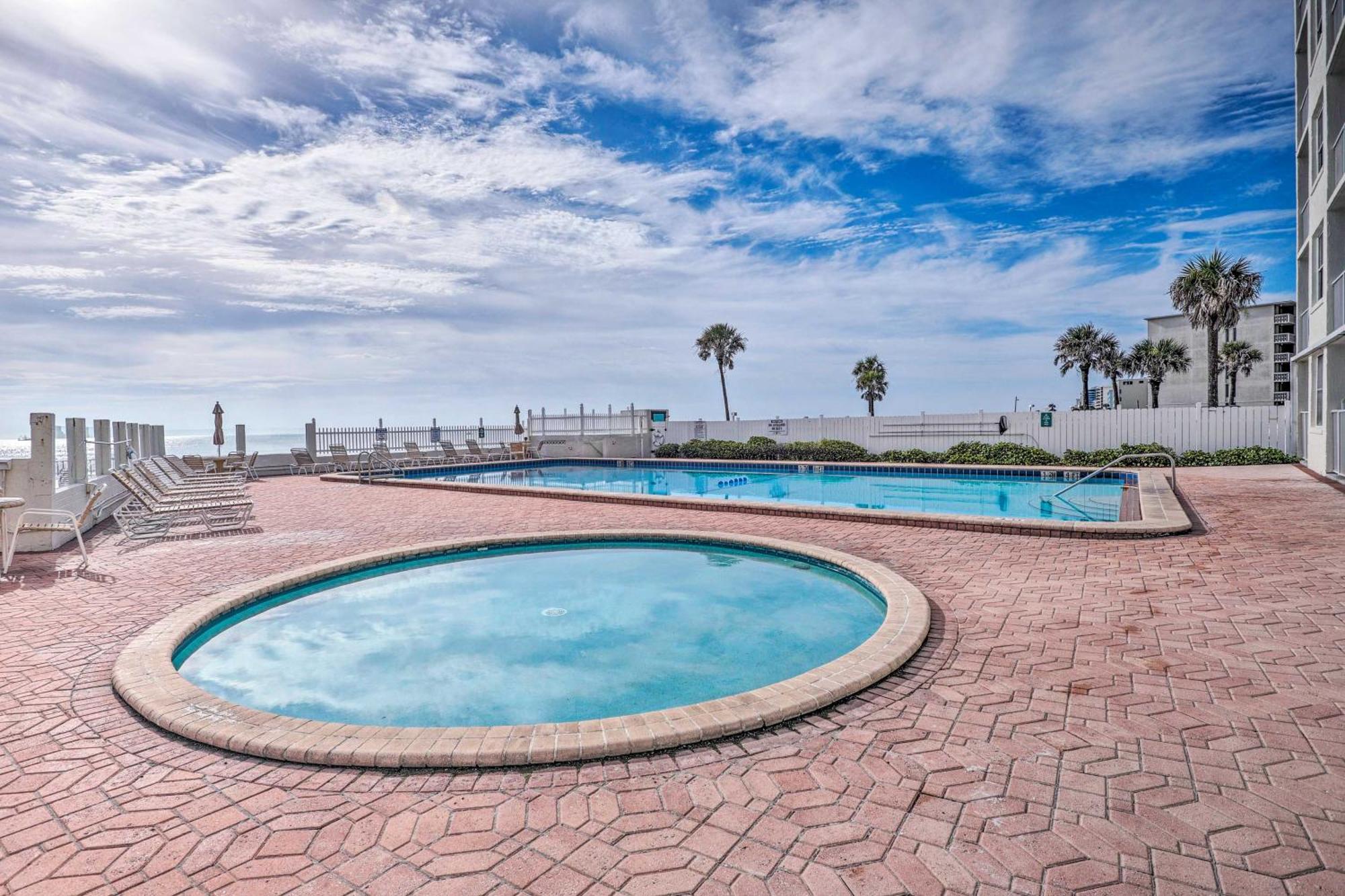 Daytona Vacation With Community Pool!
