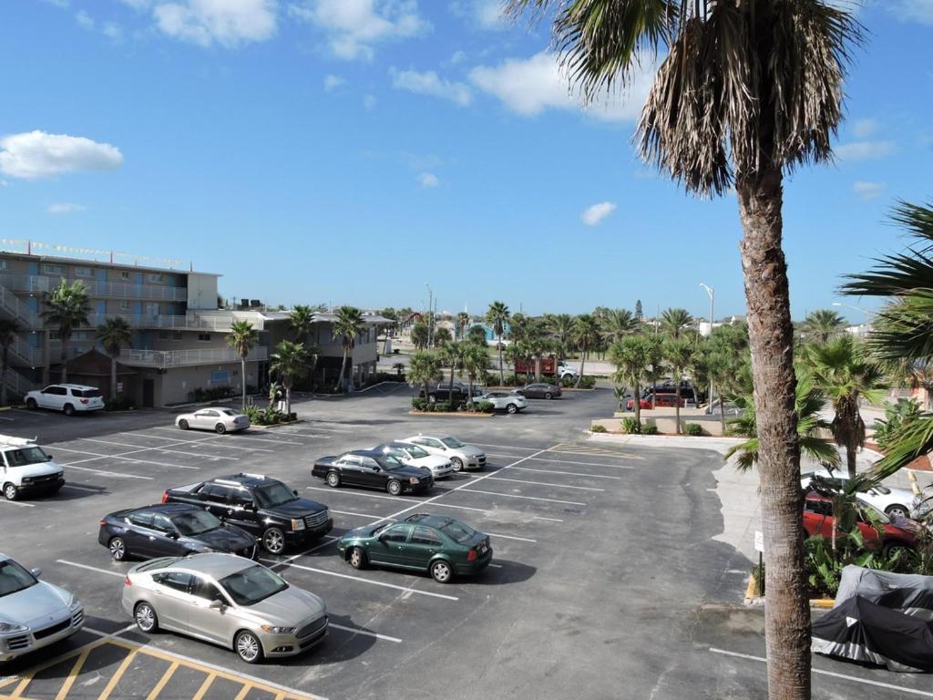 Ocean Breeze - Direct Ocean Front-Pool Is Open Apartment Daytona Beach
