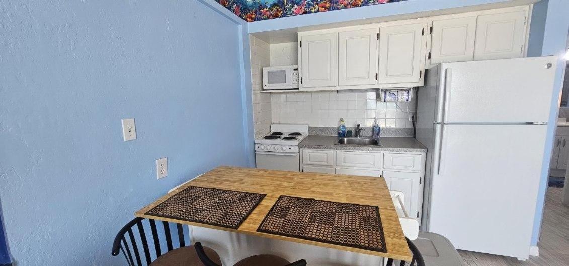 Ocean Breeze - Direct Ocean Front-Pool Is Open Apartment *