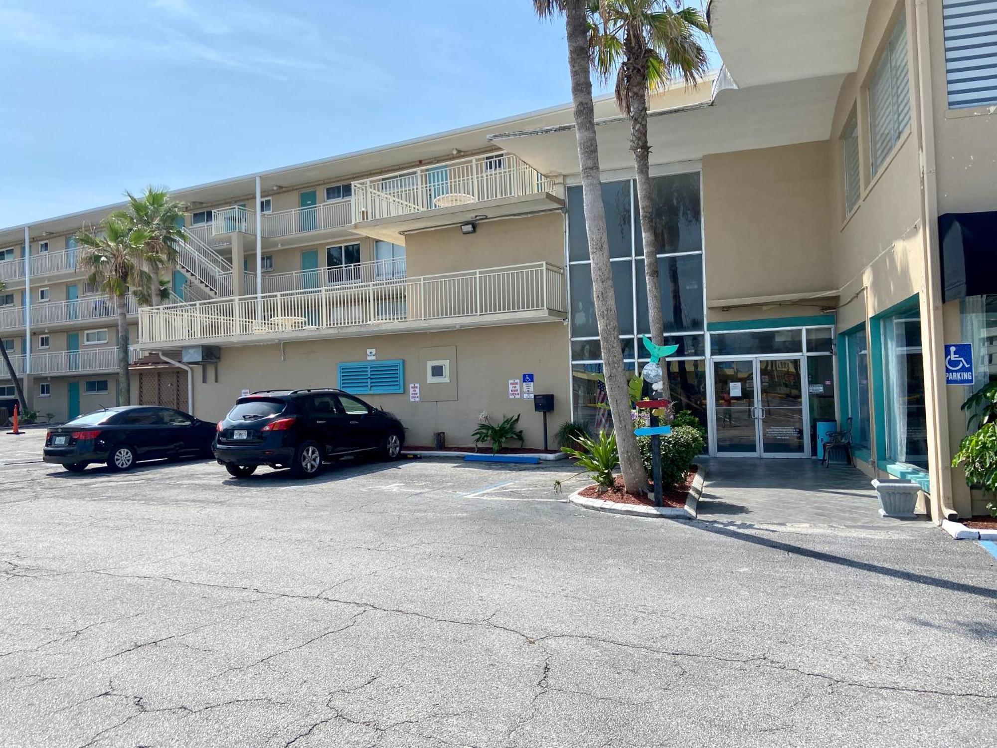 Ocean Breeze - Direct Ocean Front-Pool Is Open Apartment