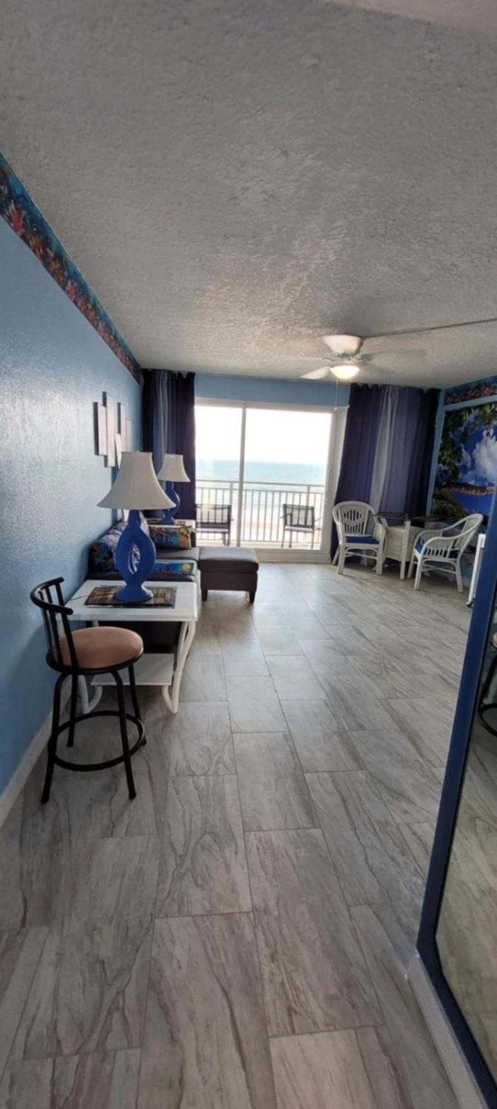 Ocean Breeze - Direct Ocean Front-Pool Is Open Apartment *