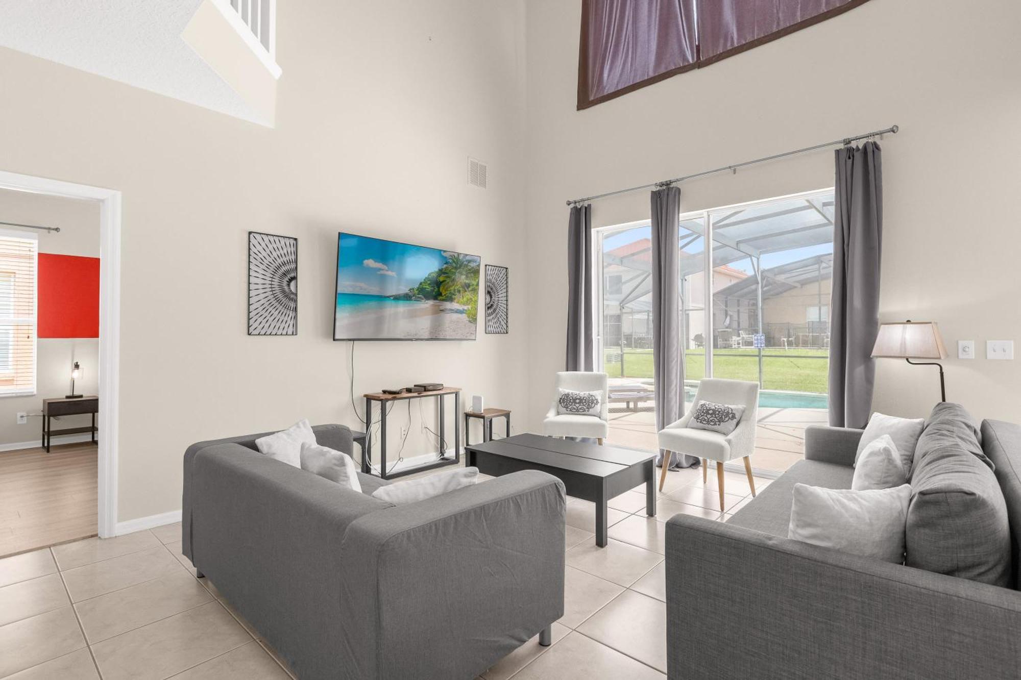 Large Spacious W Private Pool & Hot Tub Davenport