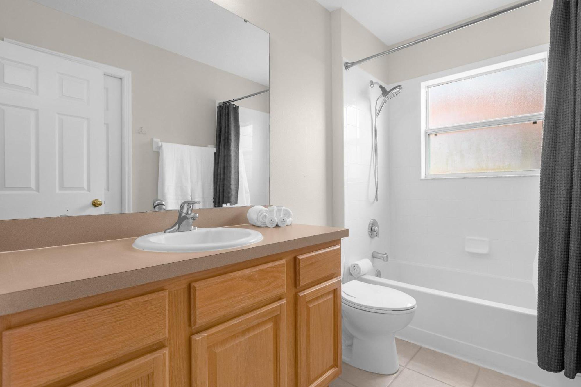 Large Spacious W Private Pool & Hot Tub *