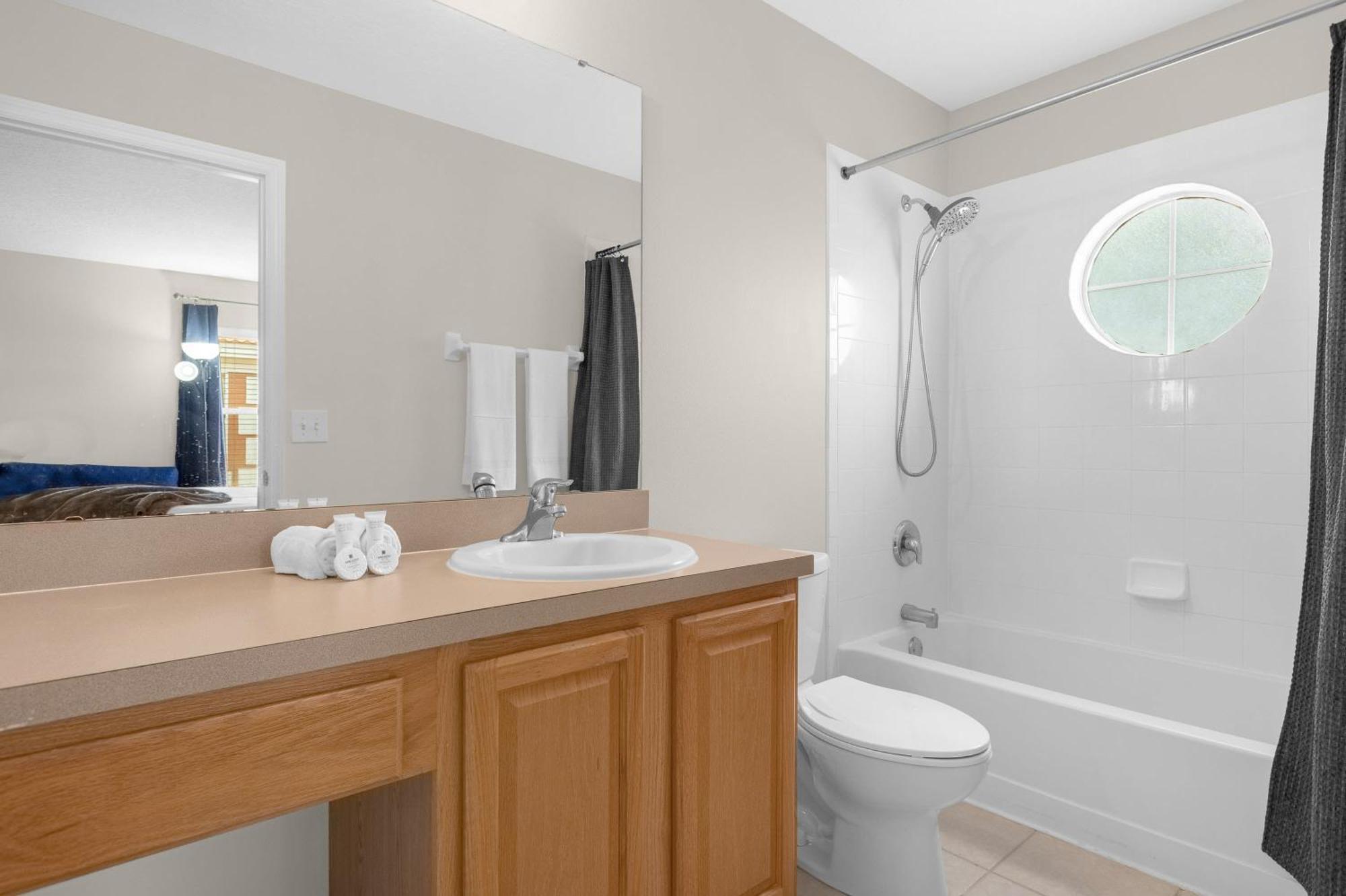 Large Spacious W Private Pool & Hot Tub Davenport