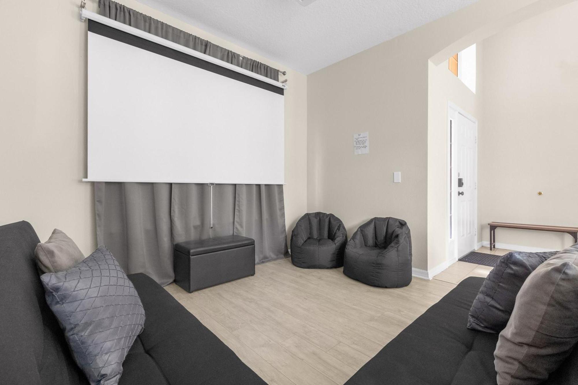 Large Spacious W Private Pool & Hot Tub * Davenport
