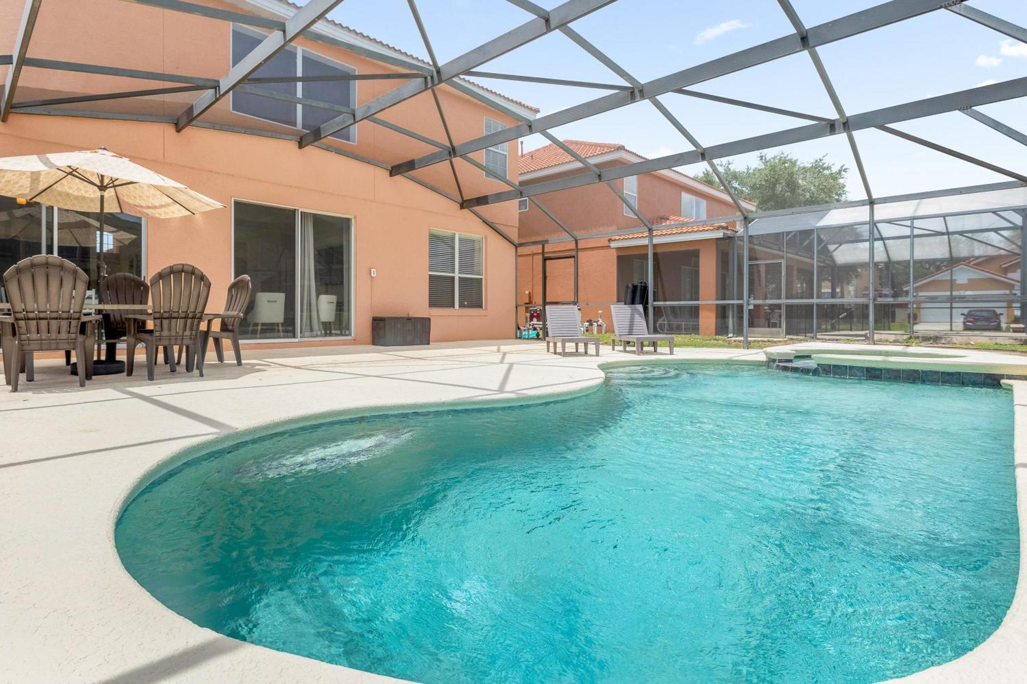 Large Spacious W Private Pool & Hot Tub *