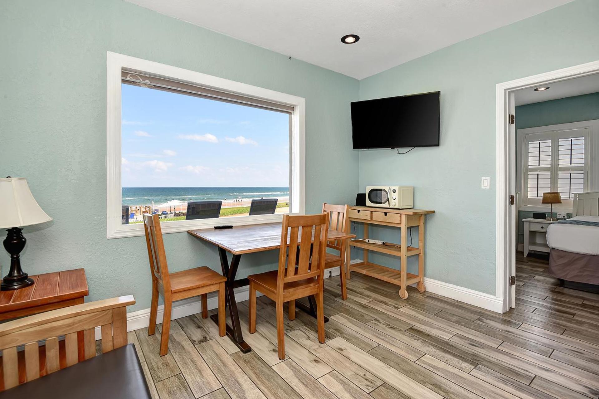 Shoreline & - Beachfront Hotel