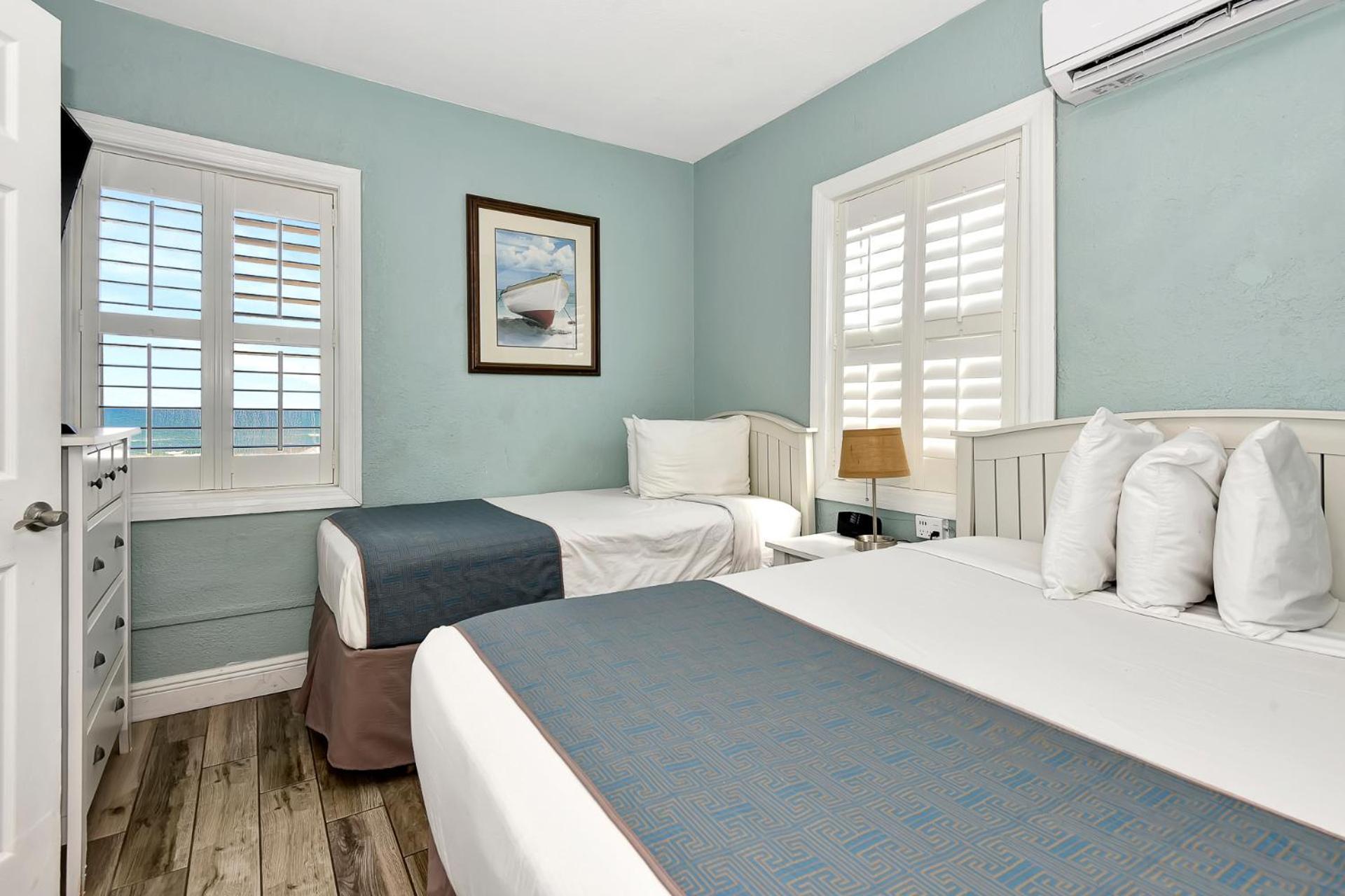 Shoreline & - Beachfront Hotel 2*
